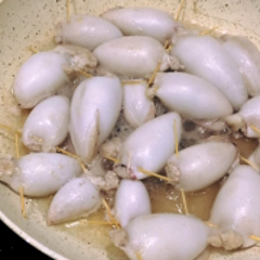 Cách làm mực nhồi thịt kho tộ