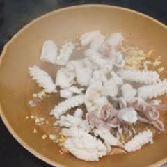 Cách làm mực tươi xào dưa cải chua