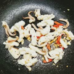 Cách làm mực xào hành tây giòn thơm