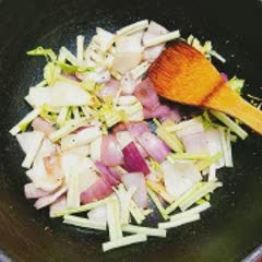 Cách làm mực xào hành tây giòn thơm