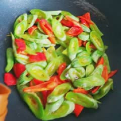 Cách làm mướp tây xào ớt đỏ