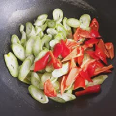 Cách làm mướp tây xào ớt đỏ