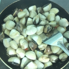 Cách làm nghêu xào bơ sả