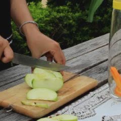 Cách làm nước detox từ táo, cam và bạc hà