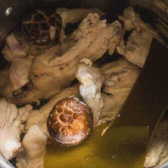 Cách làm nước dùng gà nấm rong biển
