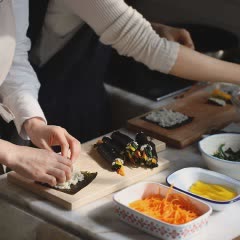 Cách làm rong biển cuộn cơm và rau củ