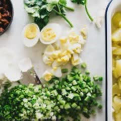 Cách làm Salad trứng khoai tây lạp xưởng
