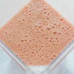 Cách làm Sinh tố dâu tây đào