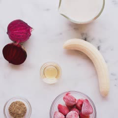 Cách làm Sinh tố dâu tây củ dền