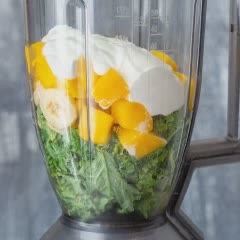 Cách làm Sinh Tố Xoài Cải Xoăn dinh dưỡng cho gia đình 