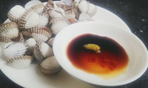 Cách làm sò huyết luộc gừng chấm nước tương và mù tạt