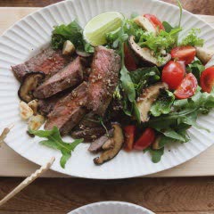 Cách làm steak bò trộn rau nấm đông cô