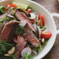 Cách làm steak bò trộn rau nấm đông cô
