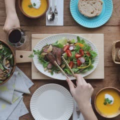 Cách làm steak bò trộn rau nấm đông cô