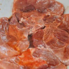 Cách làm sườn cốt lết chiên mặn ngọt