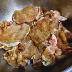 Cách làm sườn cốt lết chiên om sốt mặn ngọt
