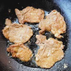 Cách làm sườn cốt lết chiên om sốt mặn ngọt