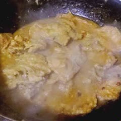 Cách làm sườn cốt lết chiên om sốt mặn ngọt