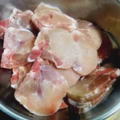 Cách làm sườn cốt lết chiên om sốt mặn ngọt