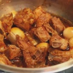 Cách làm sườn non kho trứng cút thơm ngon