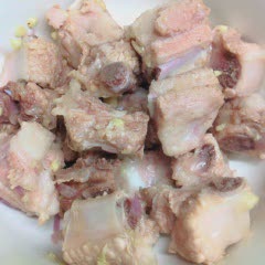 Cách làm sườn non kho trứng cút thơm ngon