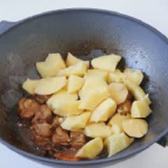 Cách làm sườn rim khoai tây
