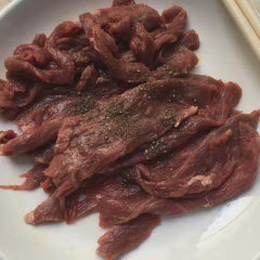 Cách làm Thăn bò cuộn rau củ phô mai sốt Teriyaki