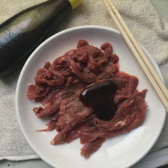 Cách làm Thăn bò cuộn rau củ phô mai sốt Teriyaki