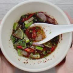 Cách làm Thịt Ba Chỉ Chiên Giòn Bì với nước chấm kiểu Thái