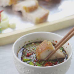 Cách làm Thịt Ba Chỉ Chiên Giòn Bì với nước chấm kiểu Thái