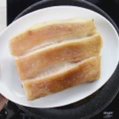 Cách làm Thịt Ba Chỉ Chiên Giòn Bì với nước chấm kiểu Thái
