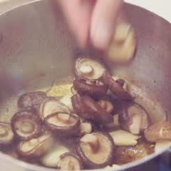 Cách Làm Thịt Ba Chỉ Om Nấm Thơm Ngon Rất Hao Cơm