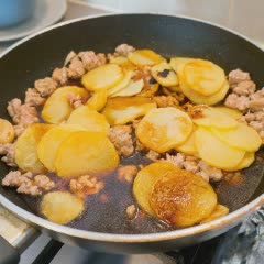 Cách làm thịt bằm xào khoai tây