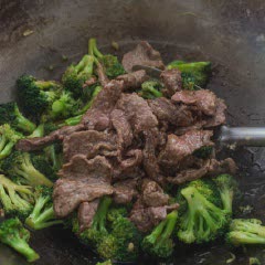 Cách làm thịt bò xào bông cải dầu mè