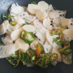 Cách làm thịt bò xào củ sen khoai tây cay thơm