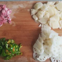 Cách làm thịt bò xào củ sen khoai tây cay thơm
