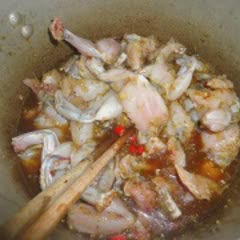 Cách làm thịt ếch kho sả ớt