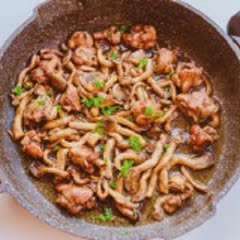 Cách làm thịt gà sốt nấm linh chi nâu