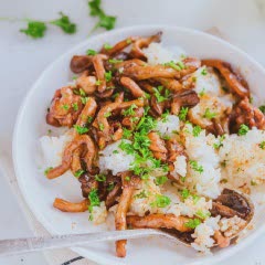 Cách làm thịt gà sốt nấm linh chi nâu