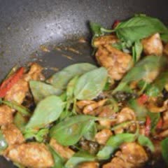 Cách làm thịt gà xào gà ri cay thơm kiểu Thái