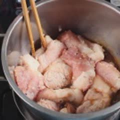 Cách làm thịt heo kho nấm rơm