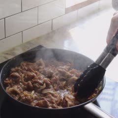 Cách làm thịt heo xào hành tây kiểu Hàn