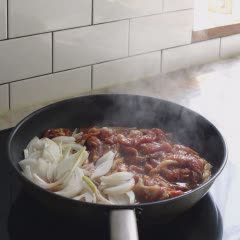 Cách làm thịt heo xào hành tây kiểu Hàn