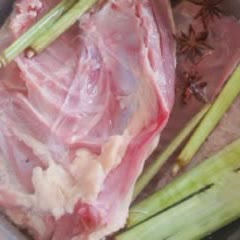 Cách làm thịt ngan trộn mè sả