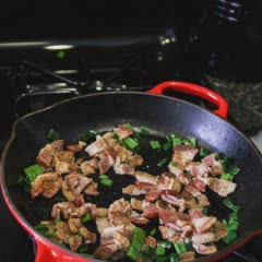 Cách làm Thịt xông khói phô mai nướng chảo