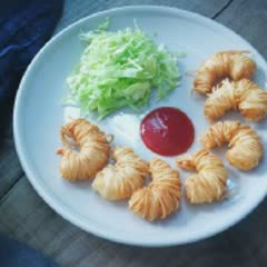 Cách làm tôm cuộn mì chiên giòn rụm