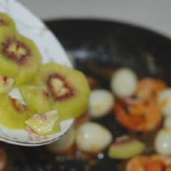Cách Làm Tôm Nấu Trứng Cút Đơn Giản Cho Bữa Cơm