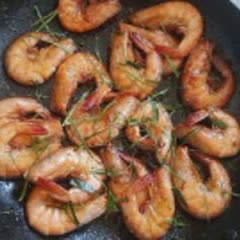 Cách làm tôm rang lá chanh thơm lừng
