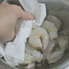 Cách làm Tôm sốt trứng muối lá cà ri