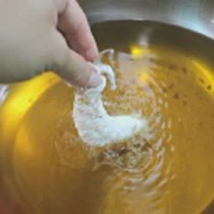 Cách làm Tôm sốt trứng muối lá cà ri